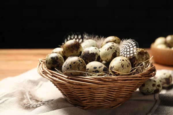Huevos Codorniz Salpicados Plumas Mesa Primer Plano — Foto de Stock