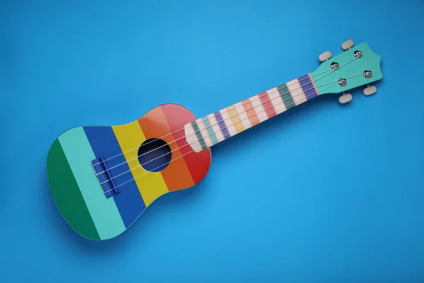 Kleurrijke Ukelele Lichtblauwe Achtergrond Bovenaanzicht Strijkmuziekinstrument — Stockfoto
