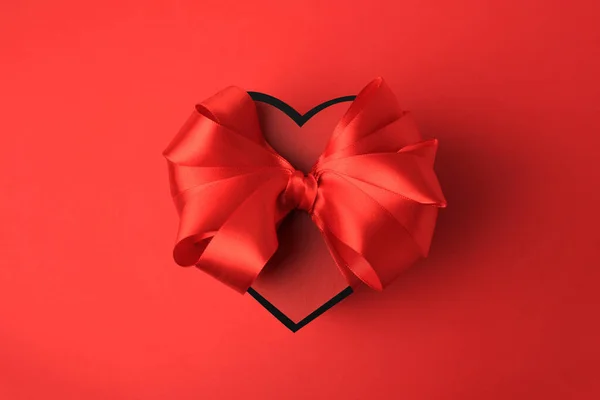 Güzel Kalp Şeklinde Hediye Kutusu Kırmızı Arka Planda Fiyonk Üst — Stok fotoğraf