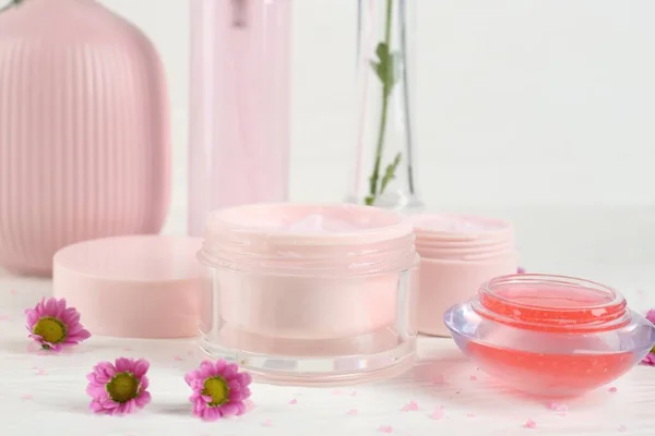 Házi Készítésű Kozmetikai Termékek Gyönyörű Virágok Fehér Asztalon Közelkép — Stock Fotó