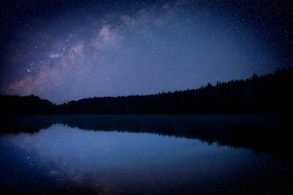 Εκπληκτικός Έναστρος Ουρανός Και Δέντρα Που Αντανακλώνται Στη Λίμνη Νύχτα — Φωτογραφία Αρχείου