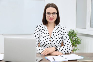 Modern ofisteki masada çalışan mutlu genç stajyer.