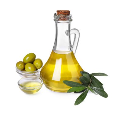 Beyaz üzerine izole edilmiş cam sürahi, olgun zeytin ve yeşil yapraklar.