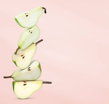 Bej pembe arka planda taze olgun armutlar kes, metin için boşluk