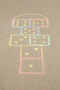 Açık havada asfalt üzerine renkli tebeşirle çizilmiş seksek.