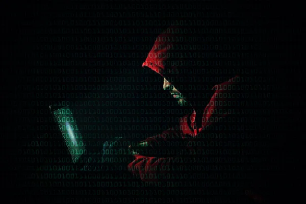 Dizüstü Bilgisayarı Karanlıkta Ikili Kodu Olan Isimsiz Bir Adam — Stok fotoğraf