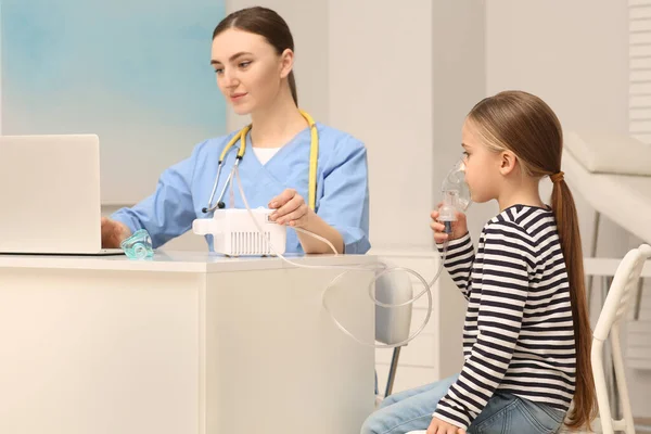 Medical Assistant Sitting Sick Little Girl While She Using Nebulizer — Stock Photo, Image