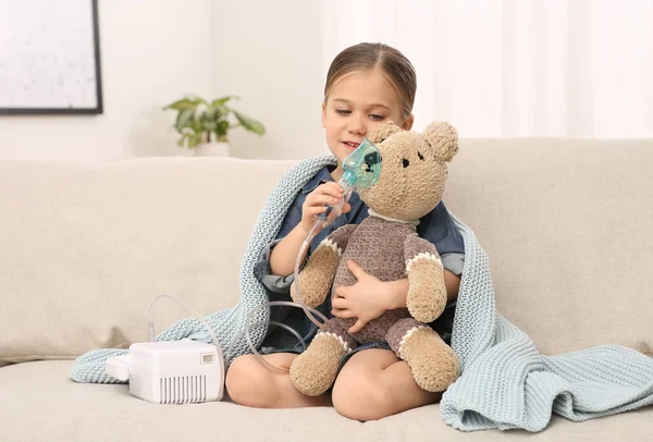 Kislány Játék Medve Porlasztó Inhalációs Kanapén Otthon — Stock Fotó