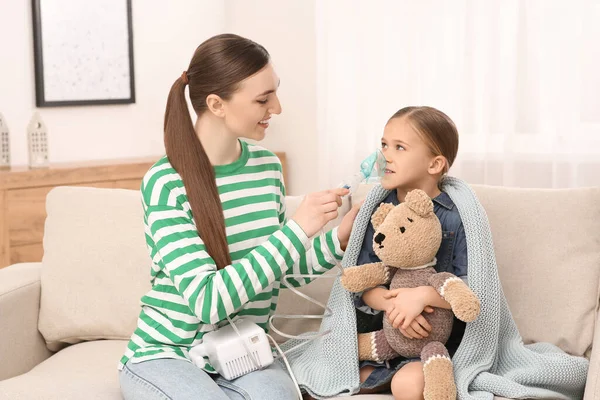 Mãe Ajudando Sua Filha Doente Com Inalação Nebulizador Casa — Fotografia de Stock