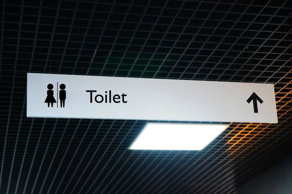 Hängeschild Einer Öffentlichen Toilette Mit Pfeil Der Die Richtung Anzeigt — Stockfoto