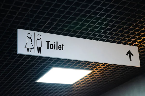 Veřejná Toaletní Značka Symbolem Toalety Šipkou Ukazující Směr — Stock fotografie