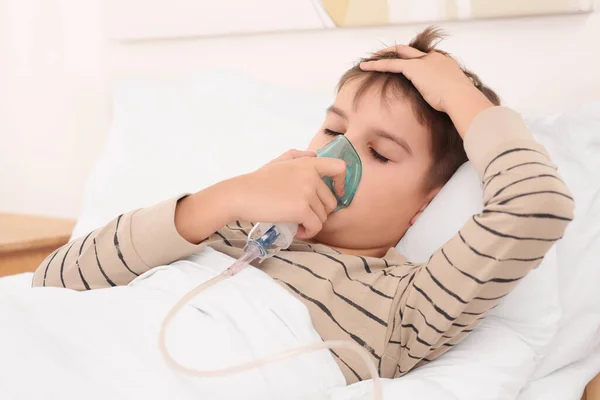 Niño Usando Nebulizador Para Inhalación Cama Casa —  Fotos de Stock