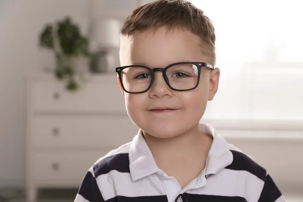 Netter Kleiner Junge Brille Hause — Stockfoto