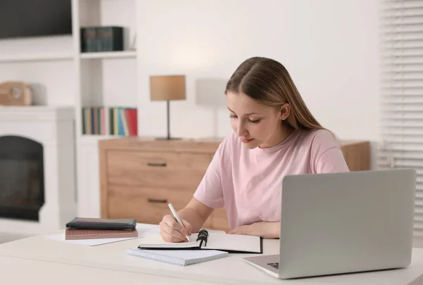 Online Leren Tiener Meisje Schrijven Notitieblok Buurt Laptop Aan Tafel — Stockfoto