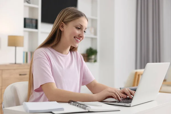 Çevrimiçi Öğrenme Masada Dizüstü Bilgisayarda Daktilo Eden Genç Bir Kız — Stok fotoğraf