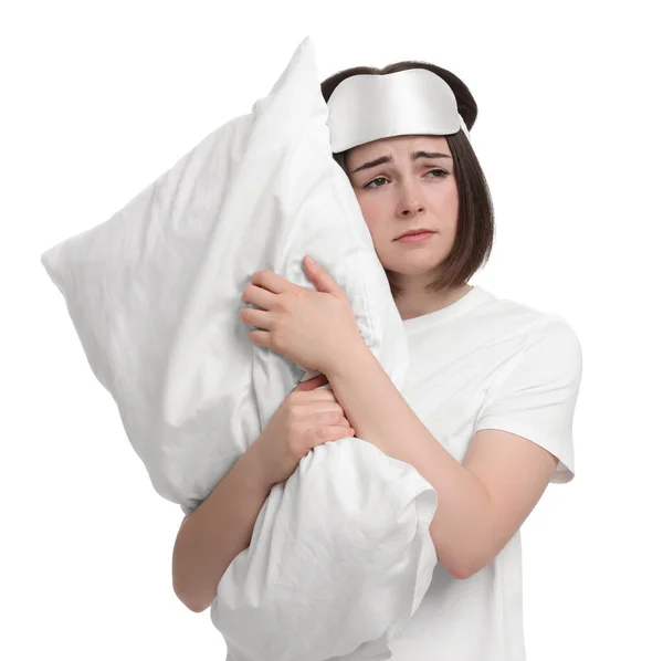 白い背景に睡眠マスクと枕を持つ不幸な若い女性 不眠症の問題 — ストック写真