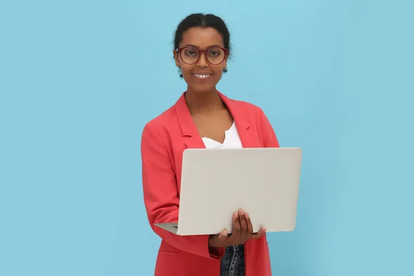 Χαμογελώντας African American Οικότροφος Που Εργάζονται Φορητό Υπολογιστή Ανοιχτό Μπλε — Φωτογραφία Αρχείου