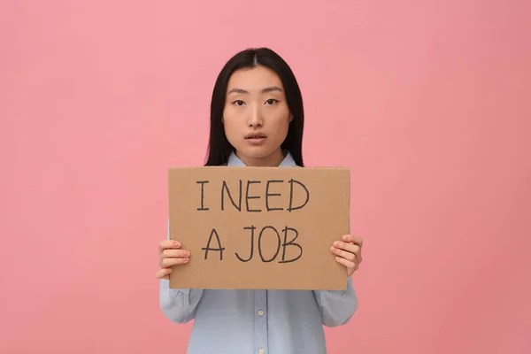 Άνεργη Ασιάτισσα Γυναίκα Κρατώντας Πινακίδα Φράση Χρειάζομαι Μια Δουλειά Ροζ — Φωτογραφία Αρχείου