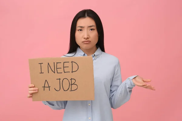 Άνεργη Ασιάτισσα Γυναίκα Κρατώντας Πινακίδα Φράση Χρειάζομαι Μια Δουλειά Ροζ — Φωτογραφία Αρχείου