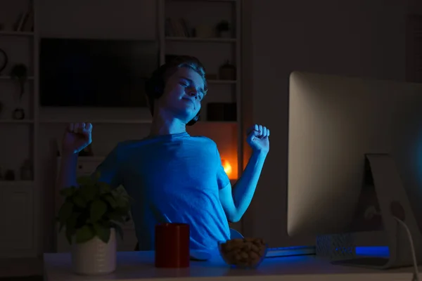 Adolescente Usando Computadora Dormitorio Por Noche Adicción Internet —  Fotos de Stock