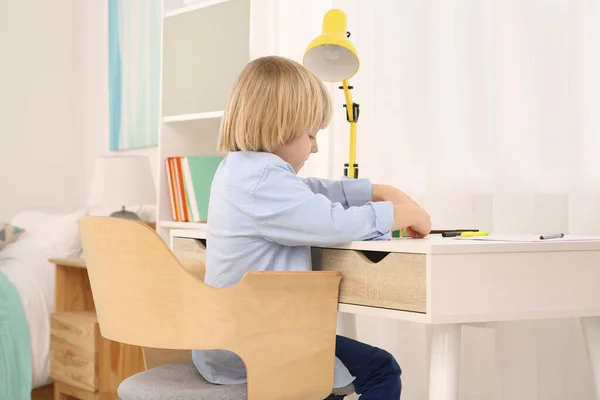 Милий Маленький Хлопчик Грає Різнокольоровими Дерев Яними Кубиками Столом Кімнаті — стокове фото