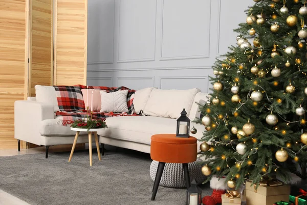 リビングルームの美しいクリスマスツリー ギフトボックス ソファ — ストック写真