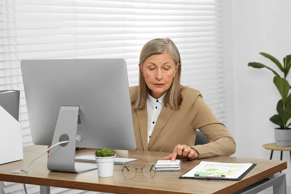 Senior Accountant Working Wooden Desk Office — Stock Photo, Image