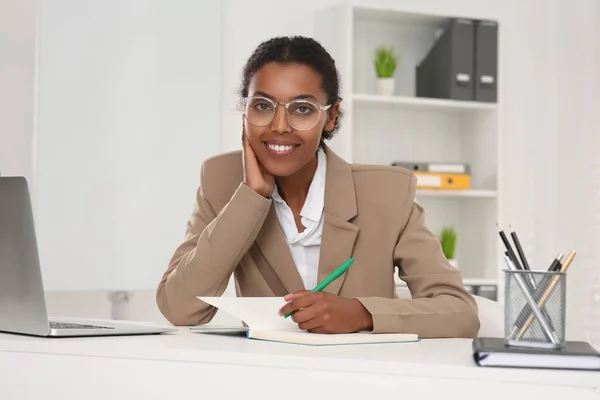 Afroamerikanische Praktikantin Arbeitet Weißen Tisch Büro — Stockfoto