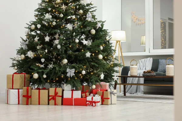 Güzel Noel Ağacı Hediye Kutuları Oturma Odasında Tasarım — Stok fotoğraf
