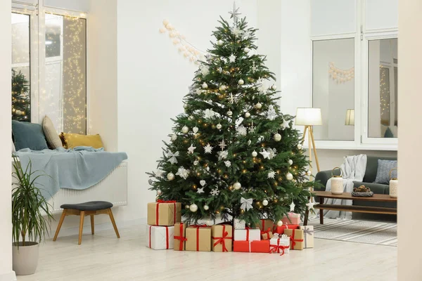Bela Árvore Natal Caixas Presente Sala Estar Design Interiores — Fotografia de Stock