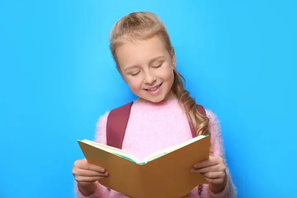 Niña Feliz Con Mochila Libro Lectura Sobre Fondo Azul Claro — Foto de Stock