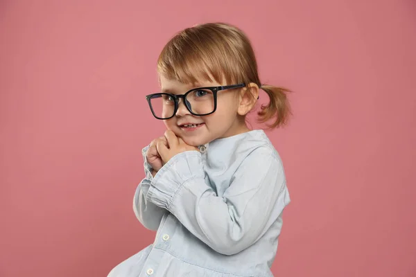 Roztomilé Holčička Brýlích Růžovém Pozadí — Stock fotografie