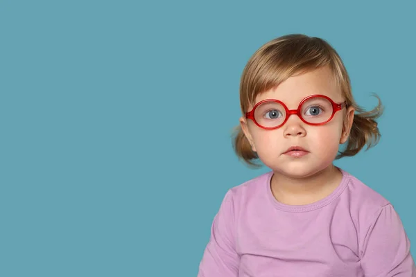 Ragazzina Carina Occhiali Sfondo Azzurro Spazio Testo — Foto Stock