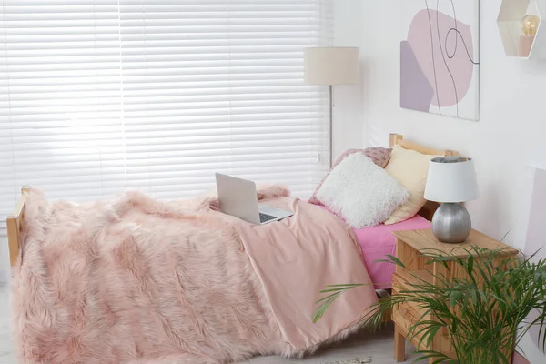 Stilvolles Teenager Zimmer Interieur Mit Bequemen Bett Und Laptop — Stockfoto