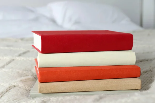 Bücher Auf Weißer Decke Schlafzimmer — Stockfoto