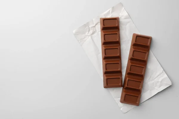 Papper Wrap Med Läckra Chokladkakor Ljusblå Bakgrund Ovanifrån Plats För — Stockfoto