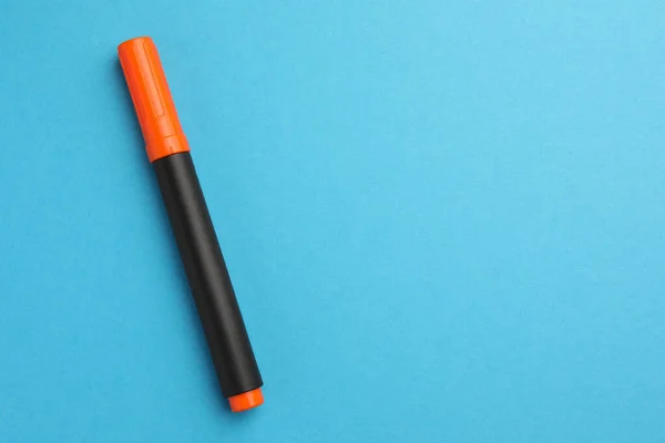 Heldere Oranje Stift Lichtblauwe Achtergrond Bovenaanzicht Ruimte Voor Tekst — Stockfoto