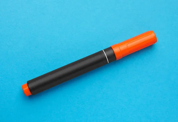 Heldere Oranje Stift Lichtblauwe Achtergrond Bovenaanzicht — Stockfoto