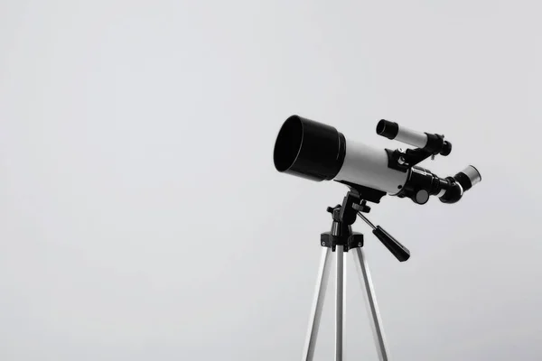 Trípode Con Telescopio Moderno Sobre Fondo Gris Claro Primer Plano — Foto de Stock