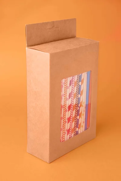 Коробка Багатьма Паперовими Пивними Соломинками Помаранчевому Фоні — стокове фото
