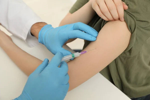 Médico Que Administra Vacina Contra Hepatite Doente Mesa Close — Fotografia de Stock