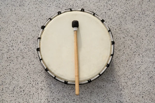 Drum Και Drumstick Γκρι Τραπέζι Πάνω Όψη Μουσικό Όργανο Κρουστών — Φωτογραφία Αρχείου