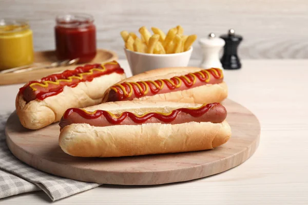 Čerstvé Lahodné Hot Dogy Omáčkou Bílém Dřevěném Stole — Stock fotografie
