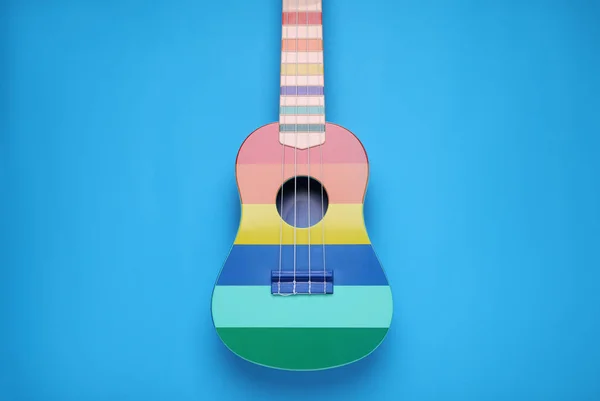 Ukelele Colorido Sobre Fondo Azul Claro Vista Superior Instrumento Musical —  Fotos de Stock