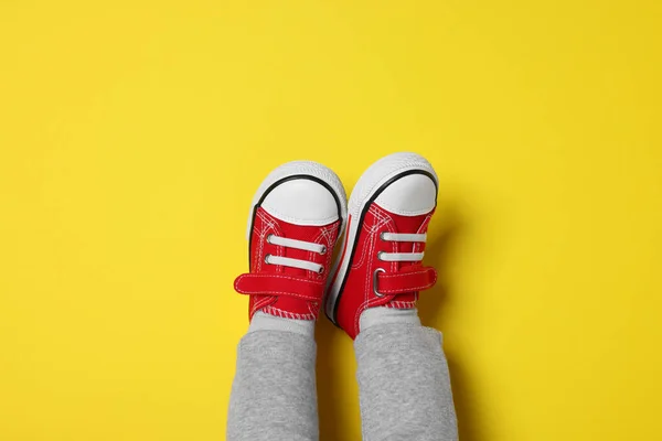 Μικρό Παιδί Κομψό Κόκκινο Gumshoes Κίτρινο Φόντο Top View — Φωτογραφία Αρχείου