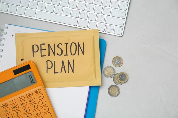 Kuvert Med Ord Pensionsplan Mynt Miniräknare Och Anteckningsbok Vitt Kontorsbord — Stockfoto