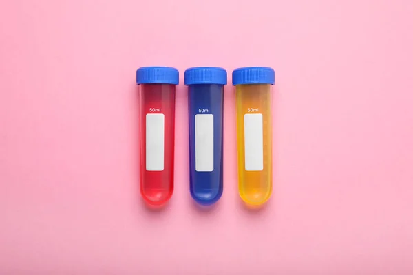 Testbuisjes Met Kleurrijke Vloeistoffen Roze Ondergrond Plat Gelegd Chemisch Experiment — Stockfoto