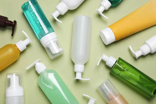Verschiedene Reinigungsmittel Auf Olivem Hintergrund Flach Gelegt Kosmetikprodukt — Stockfoto