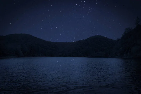 Εκπληκτικός Έναστρος Ουρανός Που Αντανακλάται Στη Λίμνη Όμορφο Νυχτερινό Τοπίο — Φωτογραφία Αρχείου
