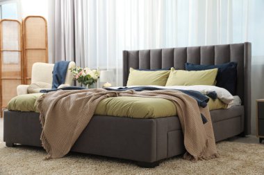 Şık bir yatak odası ve geniş rahat bir yatak odası.